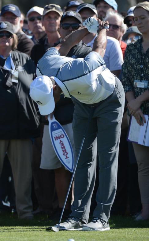 Woods estira la espalda, durante el torneo en Torrey Pines.