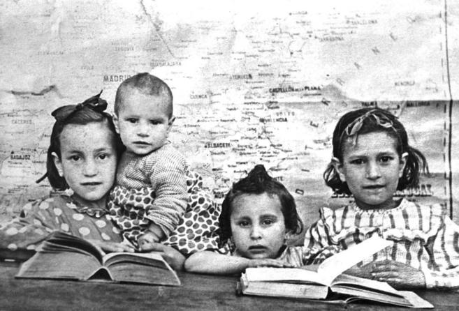 Nias en la escuela de Magarraz (Salamanca) en 1940.