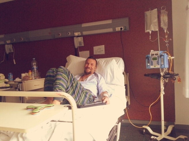 El paciente durante su tratamiento de quimioterapia en Castelln.