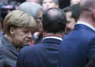 Merkel, Holande (de espaldas) y Alexis Tsipras.