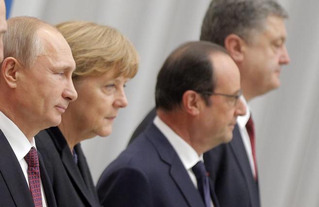 De izda. a dcha.: Putin, Merkel, Hollande y Poroshenko, en la cumbre...