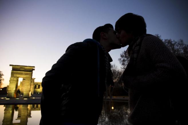 Dos jóvenes se besan frente al Templo de Debod.