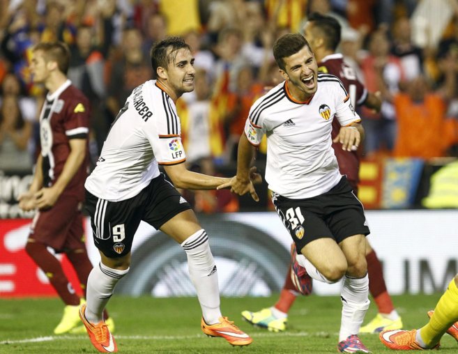 Jos Luis Gay celebra con Paco Alccer un gol marcado en la Liga.