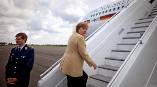 Merkel, sube a un avin en el aeropuerto de Tegel.