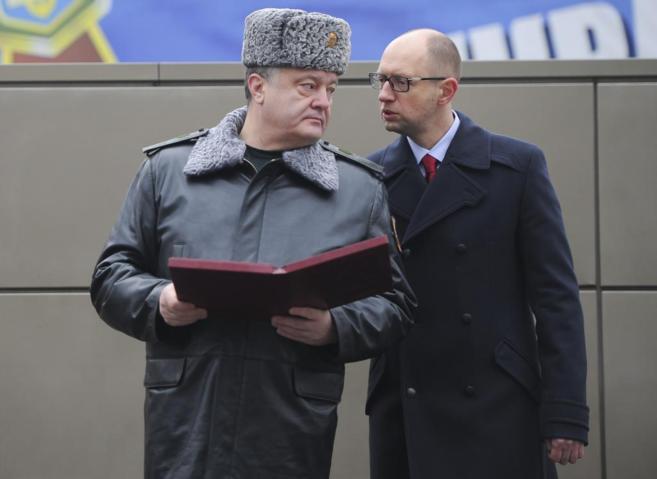 El presidente de Ucrania junto al primer ministro durante su visita a...