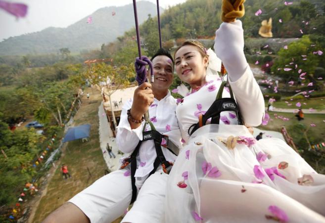 Una pareja tailandesa de recin casados disfruta del da de San...