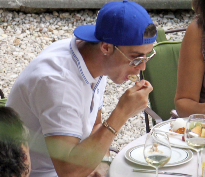 El jugador Cristiano Ronaldo comiendo en una imagen de archivo.