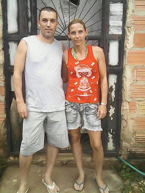 Roberto y Gemma, frente a su casa en el barrio Ayrton Senna, Brasil.