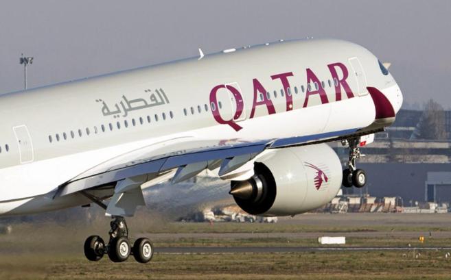 Un avin de Qatar Airways en pleno despegue