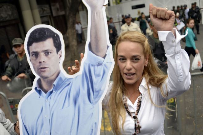 La esposa del opositor Leopoldo López, Lilian Tintori, junto a un...