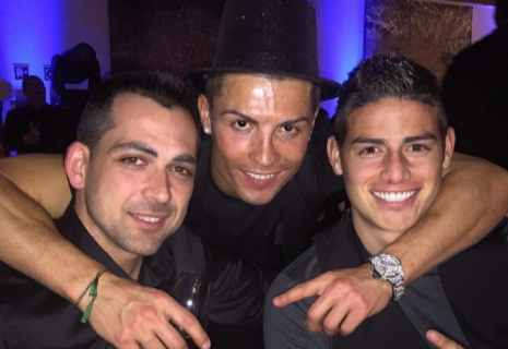Garrido junto Cristiano Ronaldo y James en la fiesta por el 30...