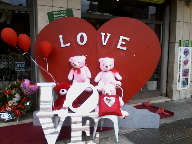 Adornos especiales para San Valentn en la entrada de la tienda de...