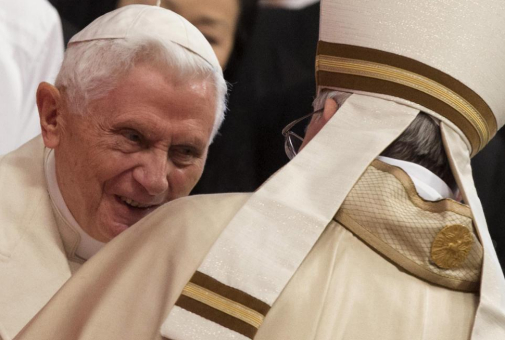 Saludo del Papa Franciscop a Ratzinger.