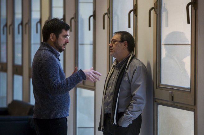 Ignacio Blanco charla en los pasillos de las Cortes con Llus Torr.