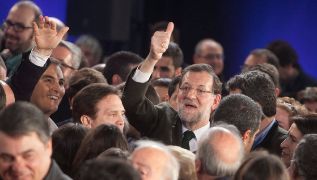 Rajoy, rodeado de militantes en Crdoba.