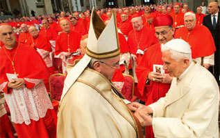 El Papa Francisco, junto a Benedicto XVI.