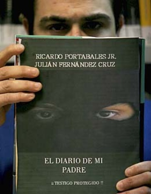 Ricardo Portabales Jr. ensea ante la cmara el diario de su padre.