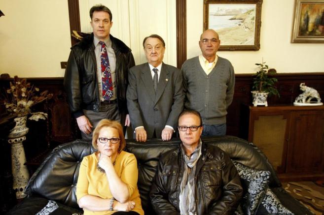 Algunos de los afectados, con su abogado, en el despacho de Barcelona