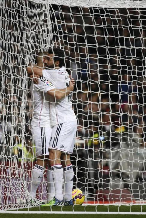 Arbeloa celebra junto a Benzema el gol del francs.