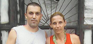 Roberto y Gemma frente a su casa en  Brasil.