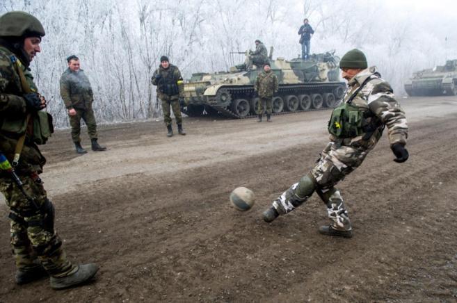Militares ucranianos juegan al ftbol en un camino en Svitlodarsk,...