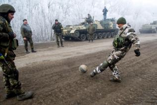 Militares ucranianos juegan al ftbol tras el alto el fuego.
