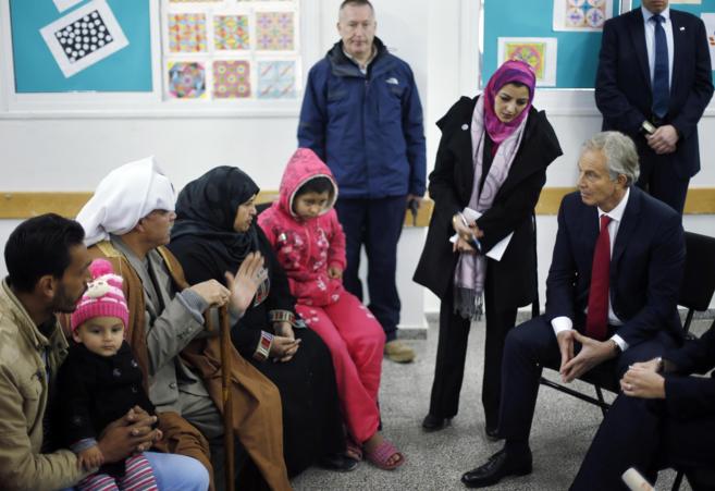 Tony Blair visita un colegio con personas desplazadas.