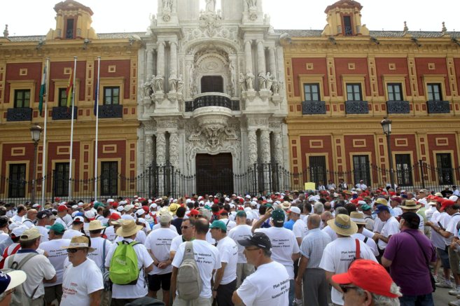 Los ex trabajadores de Santana Motor protestan ante el palacio de San...