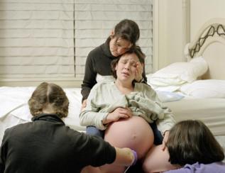 Una 'doula' acompaa a una mujer en el parto.