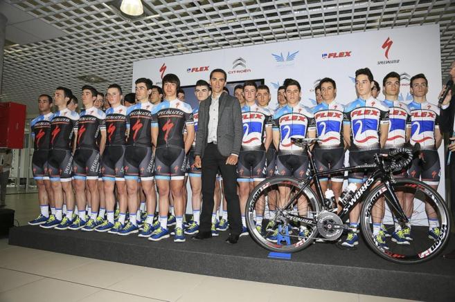 Contador, con los integrantes de los equipos de su Fundacion.