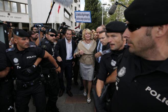Esperanza Aguirre saliendo de los Juzgados tras declarar por el...