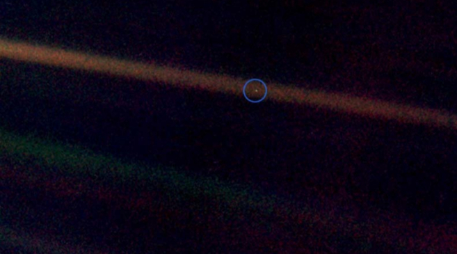 La imagen de la Tierra vista como un 'plido punto azul',...
