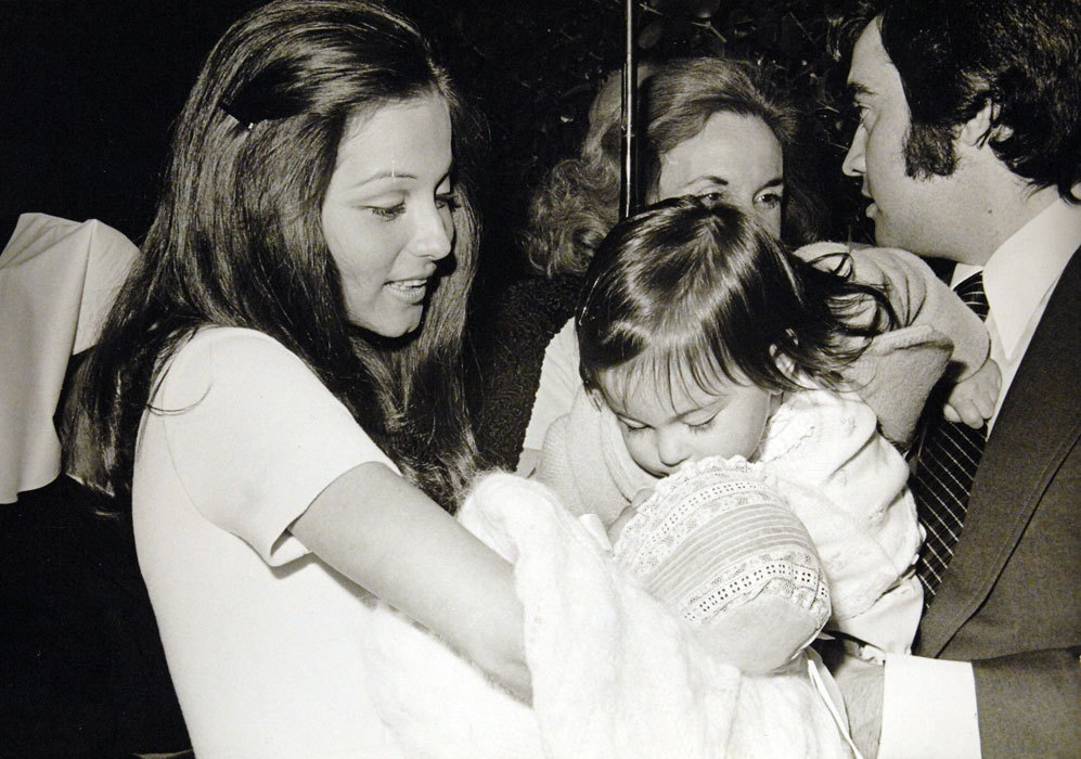 En 1975 naci el tercer hijo de la pareja, el cantante Enrique...