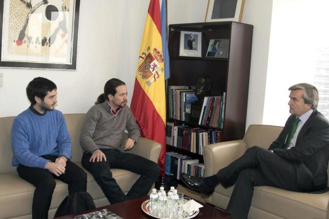 Pablo Iglesias (c), Pablo Bustiundy (i) de Podemos Nueva York y Romn...