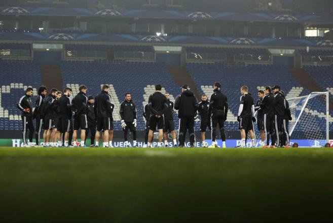 Los jugadores del Madrid atienden las instrucciones de Ancelotti (de...