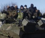 Soldados ucranianos en una carretera en las cercanas de Debaltsevo.