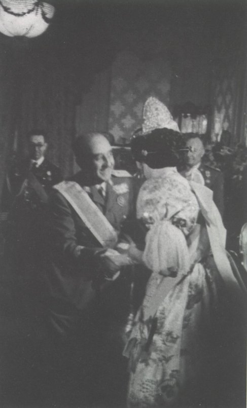 Francisco Franco recibe el 'Bunyol de Brillants' de manos de...