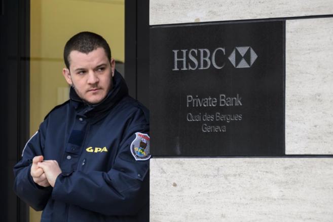 Un guarda de seguridad en la sede del HSBC en Ginebra.