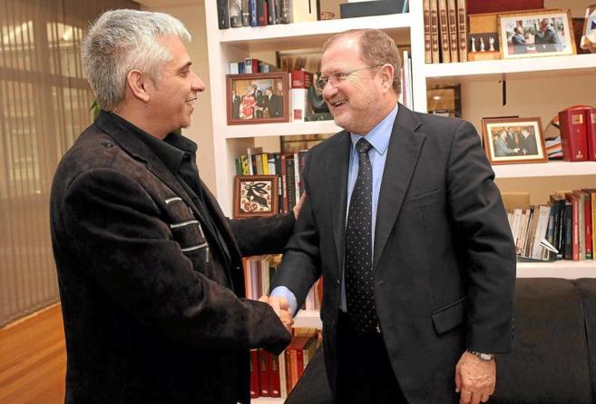 Ximo Tébar se saluda con el presidente de las Cortes, Alejando Font...