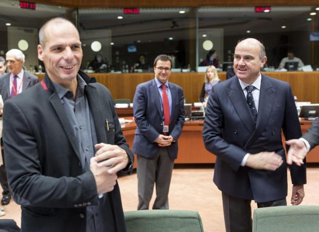 Los ministros Varufakis y De Guindos, en un encuentro en Bruselas.