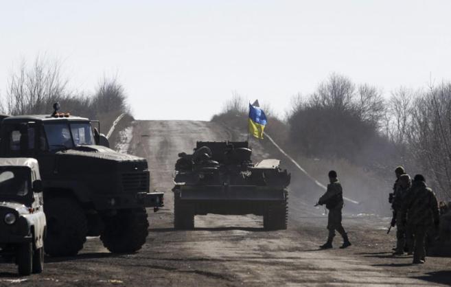 Soldados ucranianos abandonan la ciudad de Debaltsevo, tras la toma de...