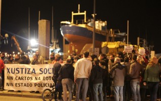 Protestas vecinales frente al pesquero 'Bernardo Alfageme', este...