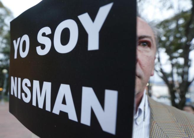 Un manifestante asiste a una marcha en favor del fiscal Nisman, en...