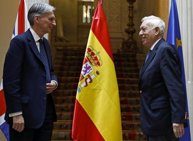 El ministro de Exteriores, Jos Manuel Garca Margallo (d), junto a...