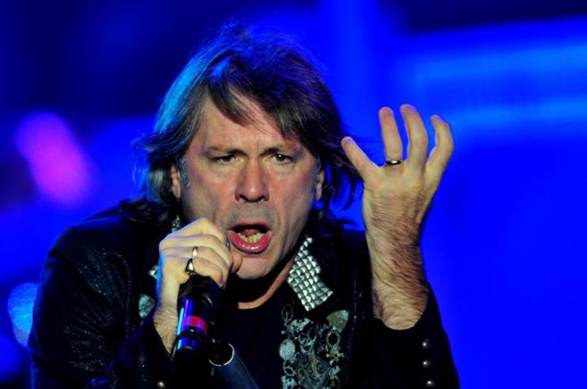 Bruce Dickinson, el cantante de Iron Maiden en un concierto en...