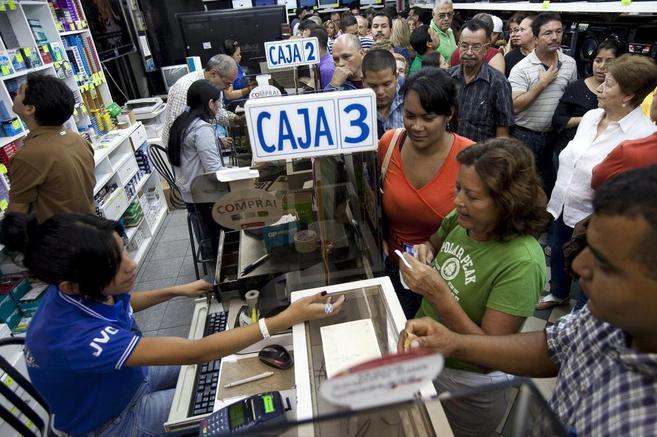 Venezolanos hacen cola en una tienda de productos electrnicos en...