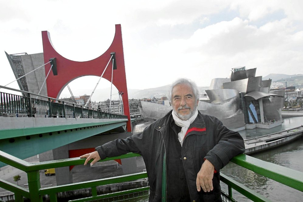 Daniel Buren, junto a su escultura 'Arcos rojos', instalada...