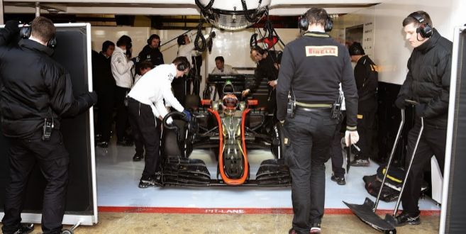 Button, en el garaje de McLaren en Montmel.