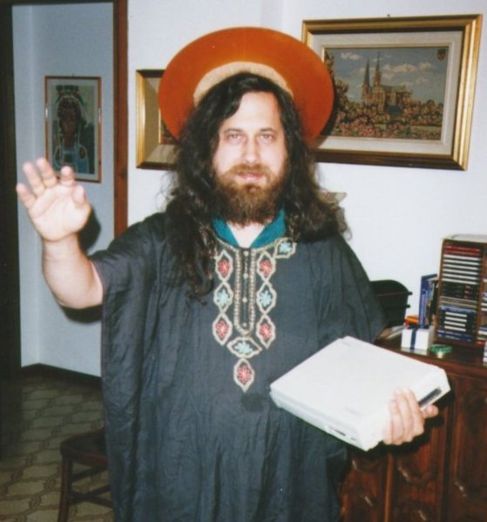 Stallman, disfrazado de apstol de GNU, San IGNUcius