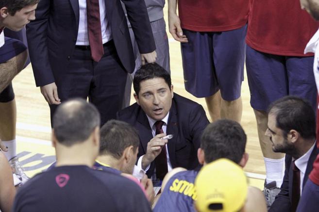 El entrenador del Barcelona, Xavi Pascual, da indicaciones durante el...